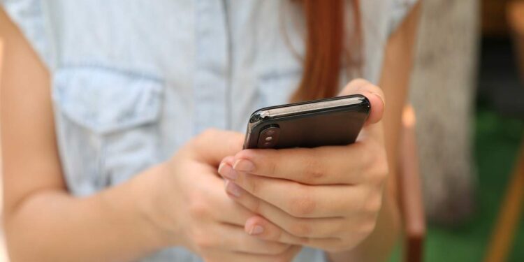 तरूणीच्या हातातील मोबाईल लांबविला