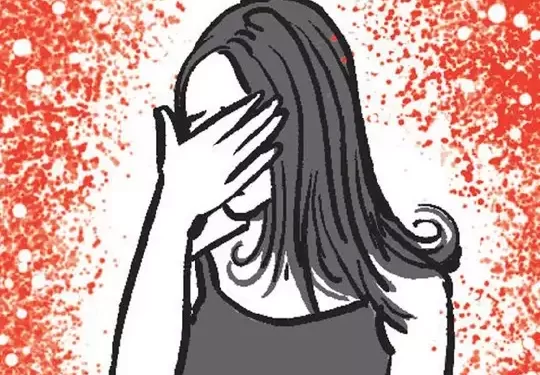 अत्याचार करून अल्पवयीन मुलीला धमकी