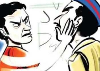 पोलीस कर्मचाऱ्याला कानात लगावणाऱ्या दोघांविरुद्ध गुन्हा