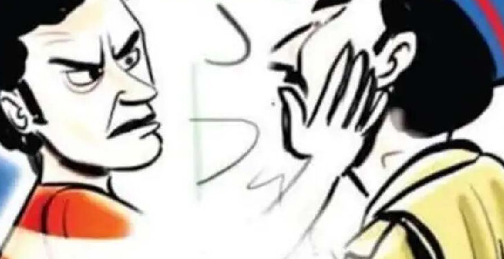 पोलीस कर्मचाऱ्याला कानात लगावणाऱ्या दोघांविरुद्ध गुन्हा
