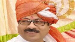 ‘ पन्नास खोके एकदम ओके’ लिहलेले १० हजार टि-शर्ट वाटा ;