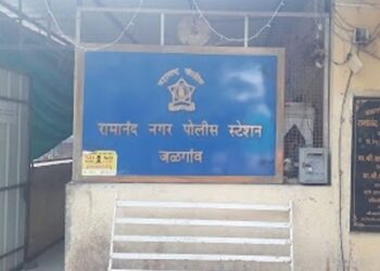 व्यापाऱ्याला धमकावून बळजबरीने कार्यालयातून नेली कागदपत्रे, वस्तू