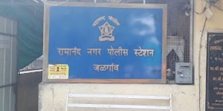 व्यापाऱ्याला धमकावून बळजबरीने कार्यालयातून नेली कागदपत्रे, वस्तू