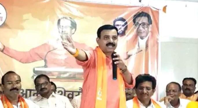 उणीदुणी काढण्यापेक्षा शेतकऱ्यांना न्याय द्या : संजय सावंत यांचा शिंदे-फडणवीस सरकारवर घणाघात