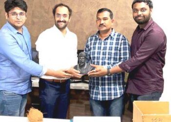 ब्लॉगिंग किंग अक्षय रासकर यांची जळगावात मुद्रा सोल्युशनला भेट