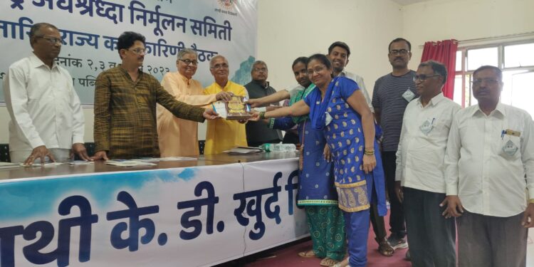 महाराष्ट्र अंनिसच्या जळगाव जिल्हा शाखेला कोल्हापूरात लक्षवेधी पुरस्कार प्रदान