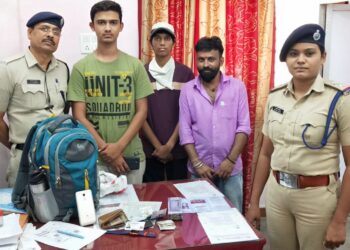 रेल्वेत सामान राहून गेलेल्या प्रवाशांच्या चेहऱ्यावर फुलला आनंद