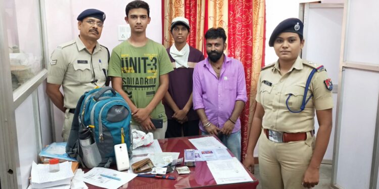 रेल्वेत सामान राहून गेलेल्या प्रवाशांच्या चेहऱ्यावर फुलला आनंद