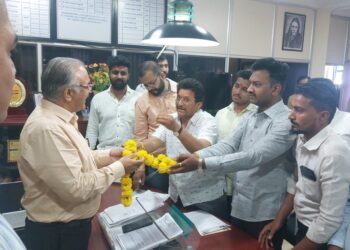 हार-पताका देऊन काँग्रेस, युवासेनेने विद्यापीठ प्रशासनाला धरले धारेवर