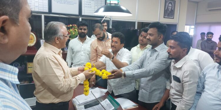 हार-पताका देऊन काँग्रेस, युवासेनेने विद्यापीठ प्रशासनाला धरले धारेवर