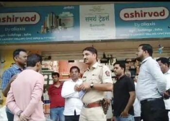 दुकानाचे शटर वाकवून चोरटयांनी ३ लाख रुपये लांबविले