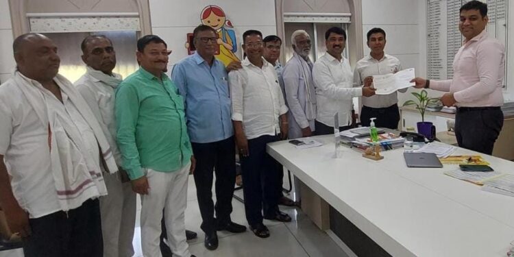 पाचोरा व भडगाव तालुक्यातील शेतकऱयांचे जिल्हाधिकाऱ्यांना विविध मागण्याचे निवेदन