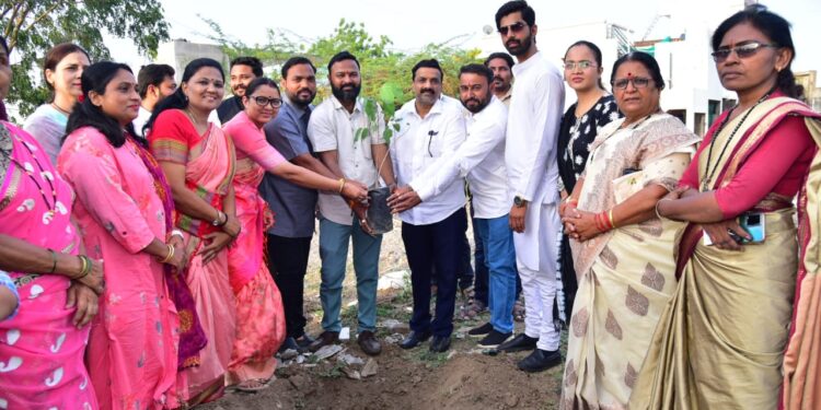 विवेकानंद नगर येथे शक्ती फाउंडेशनच्या संपर्क कार्यालय आवारात वृक्षरोपण