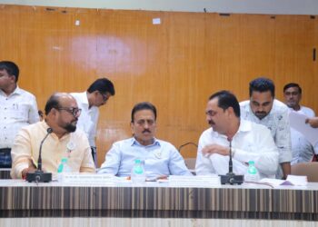 पीकविम्याचे दररोज ४० हजार अर्ज भरा : पालकमंत्र्यांचे अधिकाऱ्यांना निर्देश !