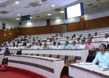 पीकविम्याचे दररोज ४० हजार अर्ज भरा : पालकमंत्र्यांचे अधिकाऱ्यांना निर्देश !