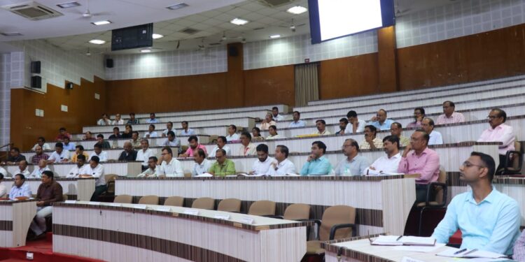 पीकविम्याचे दररोज ४० हजार अर्ज भरा : पालकमंत्र्यांचे अधिकाऱ्यांना निर्देश !