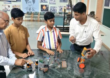 अनुभूती निवासी स्कूलमध्ये इयत्ता ५ वी पासूनच विद्यार्थी अभ्यासताय आर्टिफिशीयल इंटेलिजन्स अॅण्ड रोबोटिक विषय