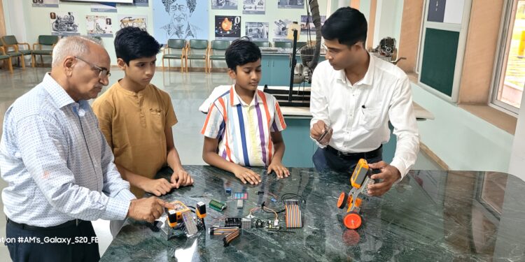 अनुभूती निवासी स्कूलमध्ये इयत्ता ५ वी पासूनच विद्यार्थी अभ्यासताय आर्टिफिशीयल इंटेलिजन्स अॅण्ड रोबोटिक विषय