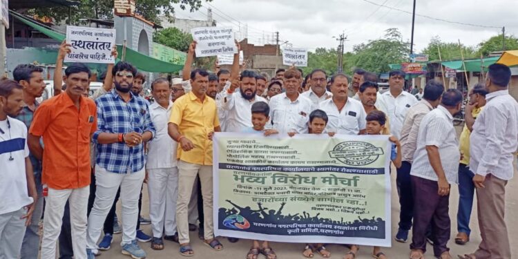 नगरपरिषद स्थलांतरासाठी कृती समितीचा महामोर्चा, ठिय्या आंदोलन