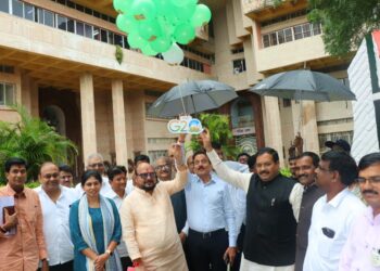 बहिणाबाईंचा पुतळा उभारण्याचे पालकमंत्र्यांचे आश्वासन तर व्यसनापासून दूर राहण्याचे ग्रामविकास मंत्र्यांचे आवाहन !