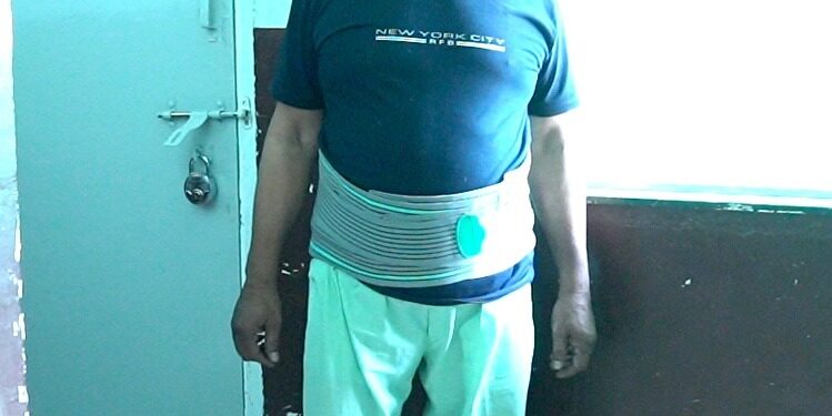 मणक्याच्या शस्त्रक्रियेद्वारे रुग्ण चालू लागला पायावर