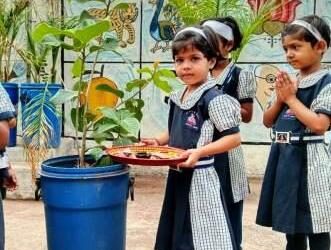 संत ज्ञानेश्वर विद्यालयात गुरुपौर्णिमेनिमित्त वृक्षपूजन