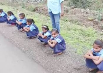  मंत्र्यांच्या स्वागतासाठी भरउन्हात विद्यार्थ्यांना बसविले चक्क रस्त्याच्या कडेला !