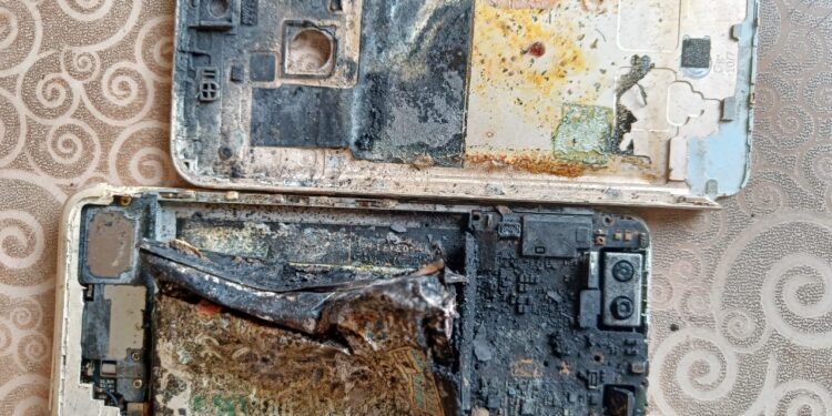 जळगावात मोबाईलचा स्फोट, महिला किरकोळ जखमी