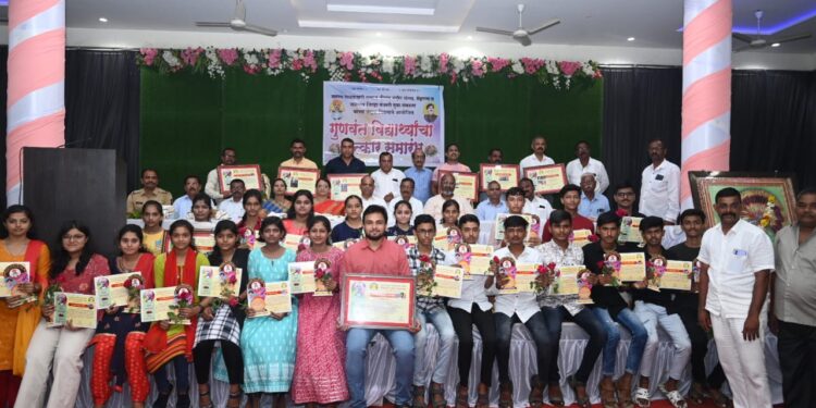 विद्यार्थ्यांनी यशस्वी झाल्यानंतर समाज विकासासाठी पुढे यावे