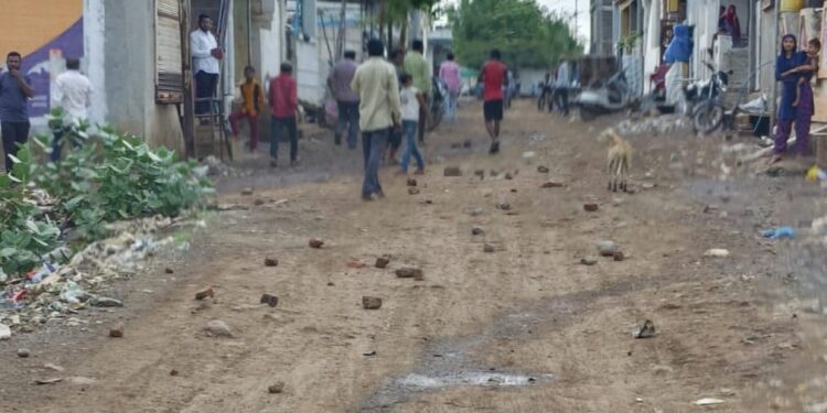 दगडफेकीप्रकरणी एमआयडीसी पोलीसात गुन्हा दाखल