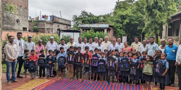 विद्यार्थी देशाचे भवितव्य घडविणाऱ्या जि.प.च्या शाळा टिकाव्यात – डॉ.योगेश पाटील