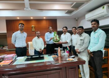 शिक्षण विभागाच्या यशाबद्दल खासदारांकडून अधिकाऱ्यांचे कौतुक