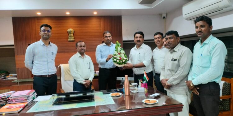 शिक्षण विभागाच्या यशाबद्दल खासदारांकडून अधिकाऱ्यांचे कौतुक