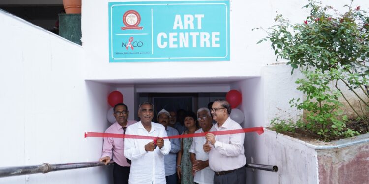 डॉ.उल्हास पाटील यांच्या ३६ वर्षाच्या प्रदिर्घ वैद्यकीय सेवेचे निमित्त साधत एआरटी सेंटरचे उद्घाटन