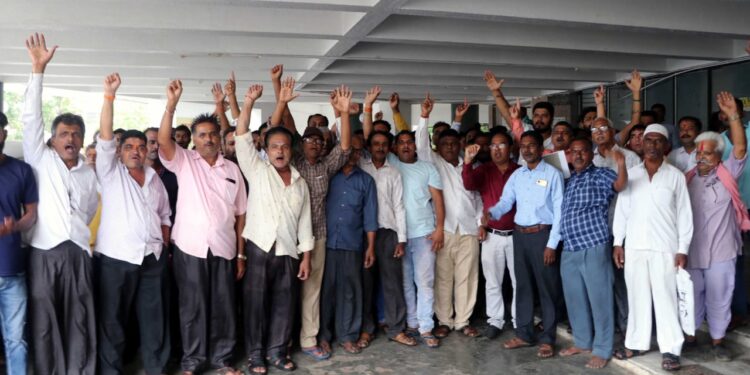 अघोषित हॉकर्स झोन विरुद्ध फेरीवाल्यांचे मनपासमोर धरणे