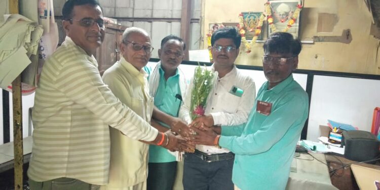 पाचोरा शहर माळी समाज मंडळाकडून असिस्टंट इंजिनिअरचा सत्कार