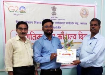 सृष्टी घेतली, आता विज्ञानाची दृष्टी पण घ्यावी