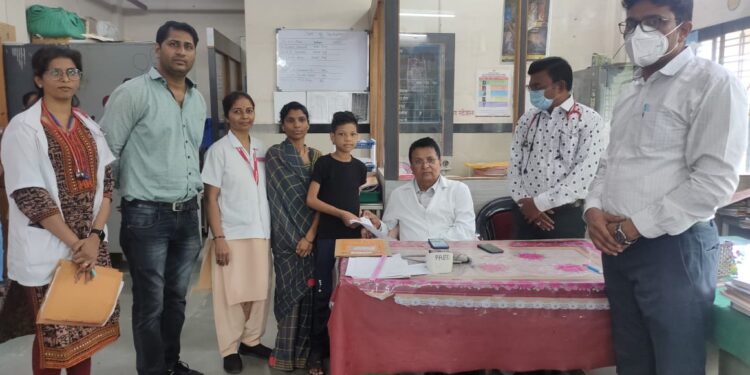 अत्यवस्थ बालिकेस मृत्यूच्या दाढेतून काढले बाहेर