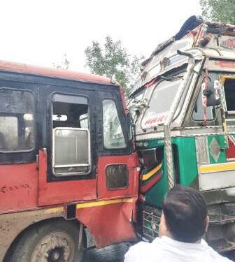 मोंढाळे गावानजीक भरधाव ट्रकने दिली एस. टी. बसला धडक