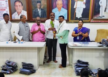 श्री. गो .से. हायस्कूलचे पर्यवेक्षक आर एल पाटील यांचा संस्थेतर्फे सत्कार