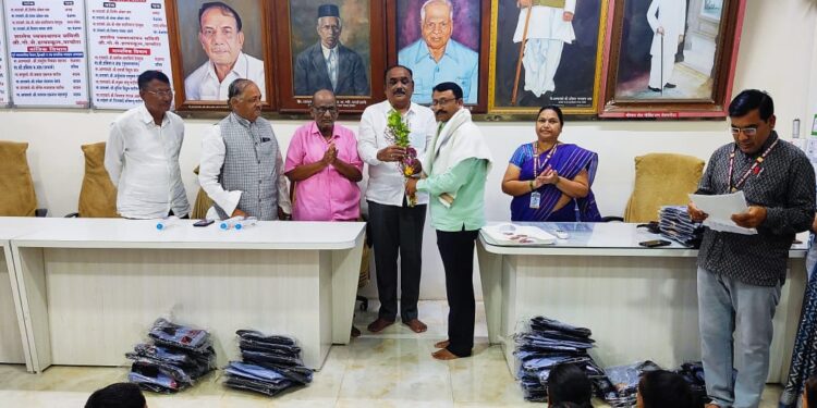 श्री. गो .से. हायस्कूलचे पर्यवेक्षक आर एल पाटील यांचा संस्थेतर्फे सत्कार