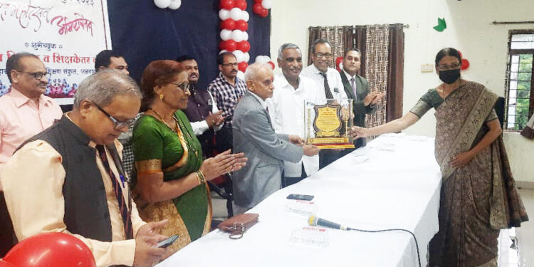 कृषीतुल्य व्यक्तीमत्व डॉ.एस.एम.पाटील परिवारातील सदस्यच असल्याचा सार्थ अभिमान – डॉ.उल्हास पाटील