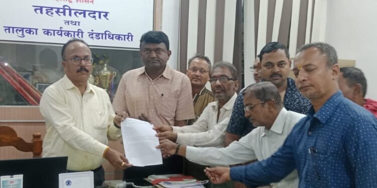 पाचोरा येथे कासार समाज बांधवांतर्फे तहसीलदारांना निवेदन –