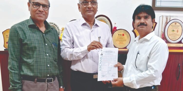 प्रा. अनिलकुमार दुलीचंद विश्वकर्मा यांना पीएच.डी. (डॉक्टरेट) प्रदान