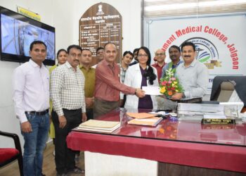 मेरिट प्रमाणपत्र देऊन अर्चना पंजाबी हिचा गौरव