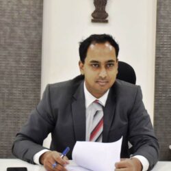 नूतन जिल्हाधिकारी आयुष प्रसाद यांनी स्वीकारला पदभार