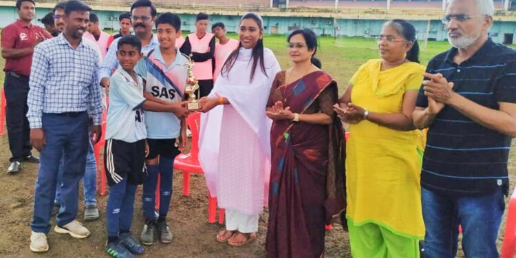 समर्पण करायला लावणारा फुटबॉल – डॉ.केतकी पाटील