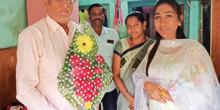 कारगिल विजय दिनानिमित्त डॉ.केतकीताई पाटील यांनी केला माजी सैनिकाचा सन्मान