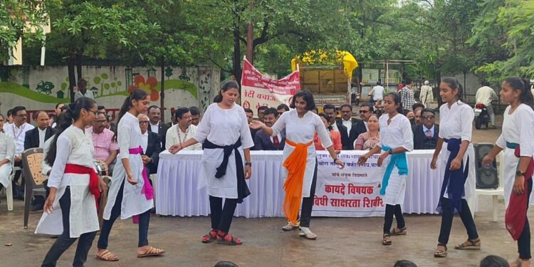 बेटी बचाव बेटी पढाव विद्यार्थिनींनी दिला नारा