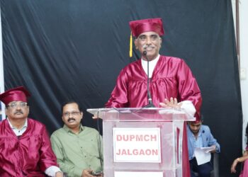 वैद्यकीय व्यावसायिक म्हणून जगात पाऊल ठेवा परंतु रुग्णांप्रती आत्मीयता बाळगा – डॉ.उल्हास पाटील